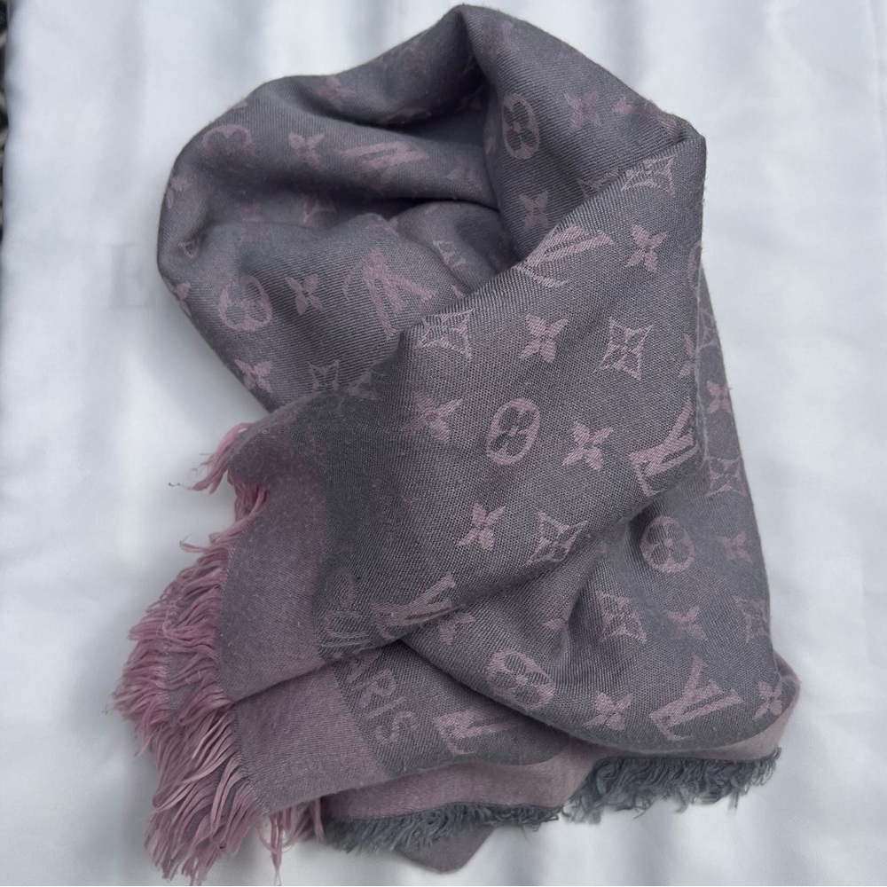Louis Vuitton monogram shawl in soft grey and blush pink tones - Picture 3 of 15